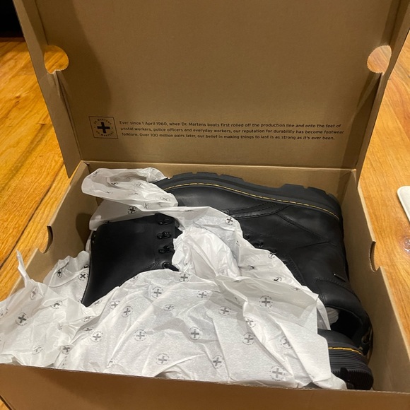 Brand new in box (NEVER WORE) Dr. Marten size 11 Snow & Rain boots. - Picture 11 of 12